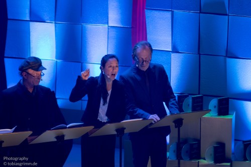 Laura Maire liest mit Ganzkörpereinsatz