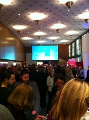 das mit Gästen gefüllte Foyer im Funkhaus