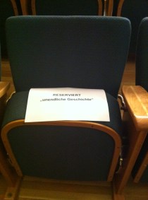 Zettel am Sitz: Reserviert für Unendliche Geschichte