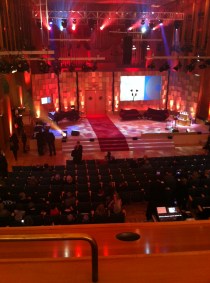 Blick von der Empore auf die Vorbereitungen auf der Bühne