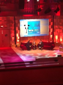 Die Preisträger für "Wir" mit Alsmann auf dem roten Sofa