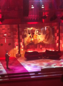 Sophie Rois nimmt die Trophäe auf der Leinwand entgegen