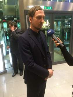 Lars Eidinger mit Haarspange