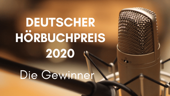 Ein Foto eines Mikrofons an einer Halterung vor gold-braunem Hintergrund