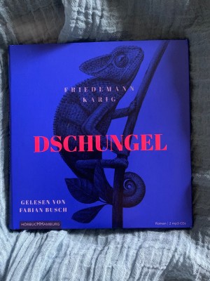 Hörbuch "Dschungel' von Friedemann Karig mit einem Chamäleon auf dem knallblauen Cover